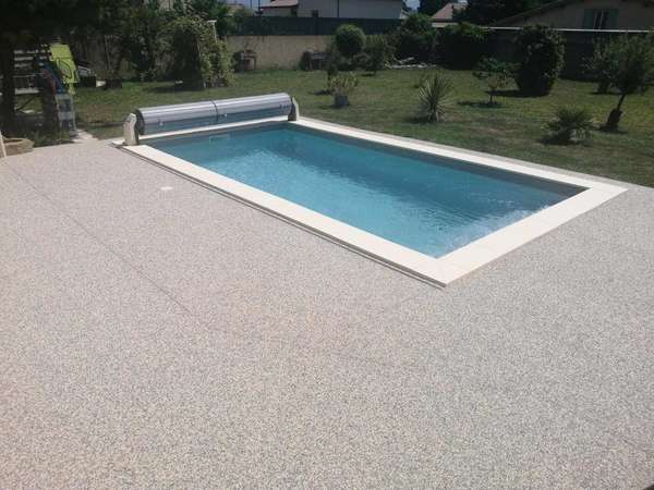 Habillage des plage d'une piscine en résine de marbre